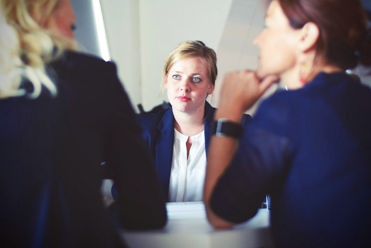 persone a un colloquio di lavoro