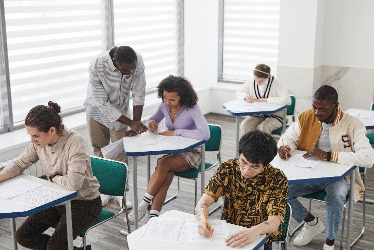 Studenti ai banchi e insegnante 